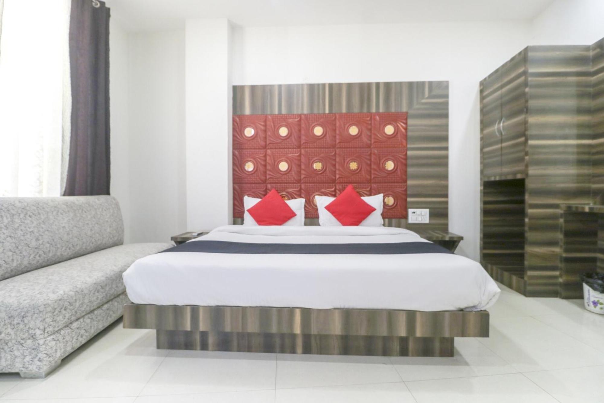 Oyo 77326 Hotel Royal View Hotel 3*