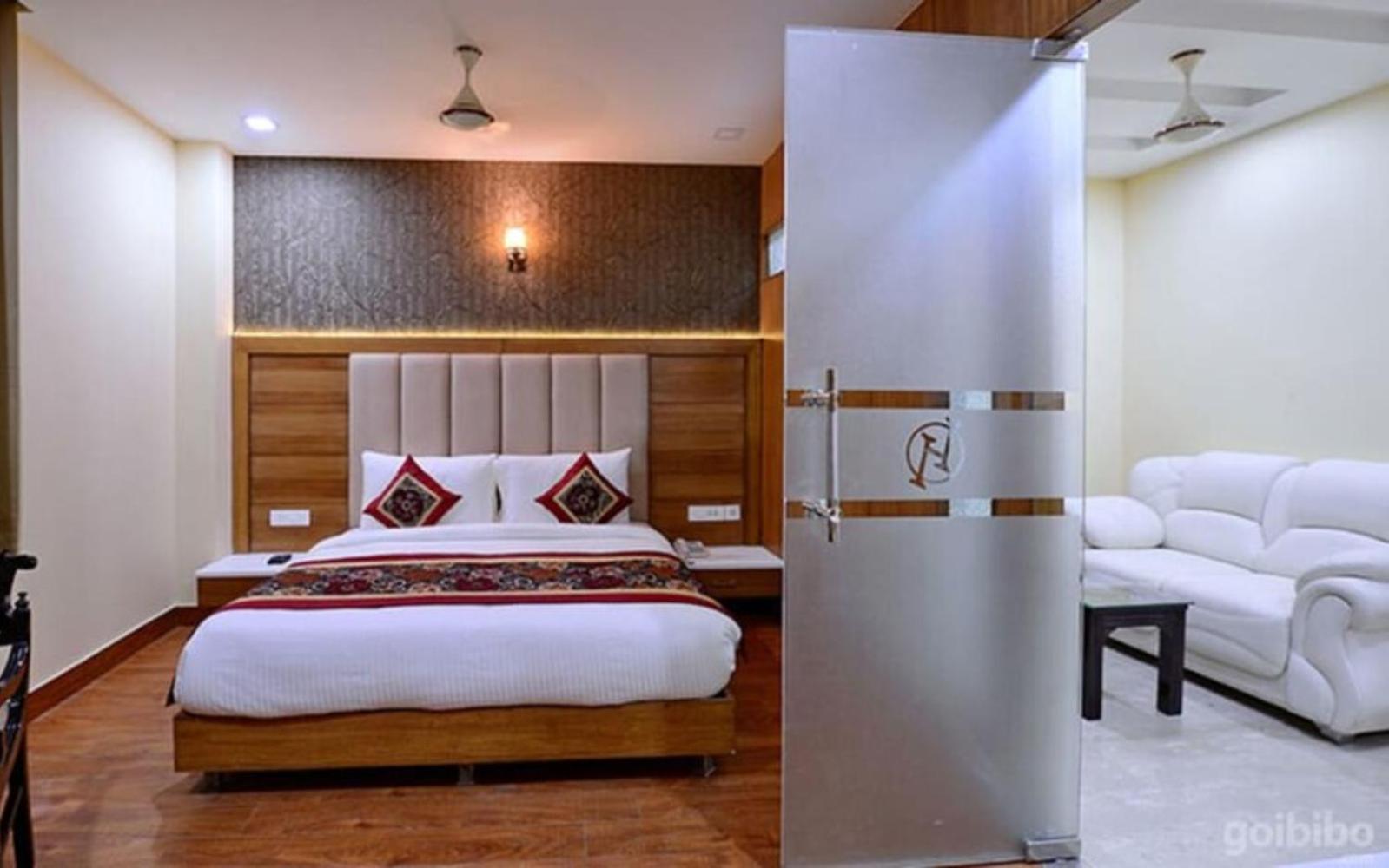 Grand Hridey- 20 Steps From Railway Station