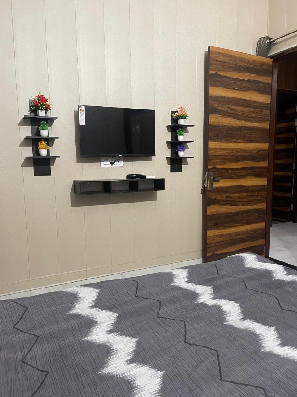 Apartment Independent House, 2 Bedroom, 2 Bath Livingroom,lobby,kitchen,car Parking *