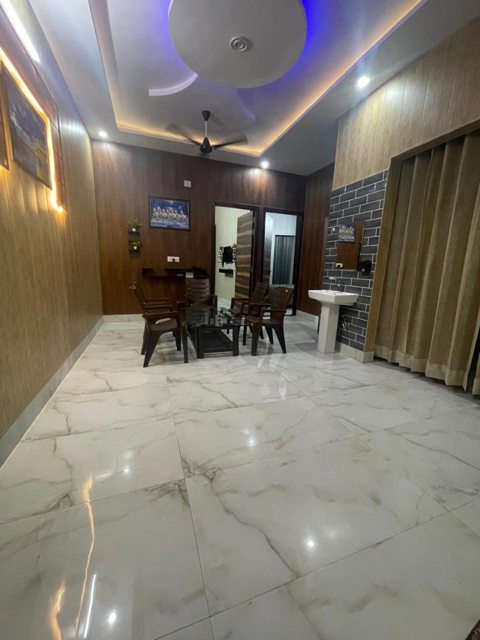 Independent House, 2 Bedroom, 2 Bath Livingroom,lobby,kitchen,car Parking Apartment Amritsar
