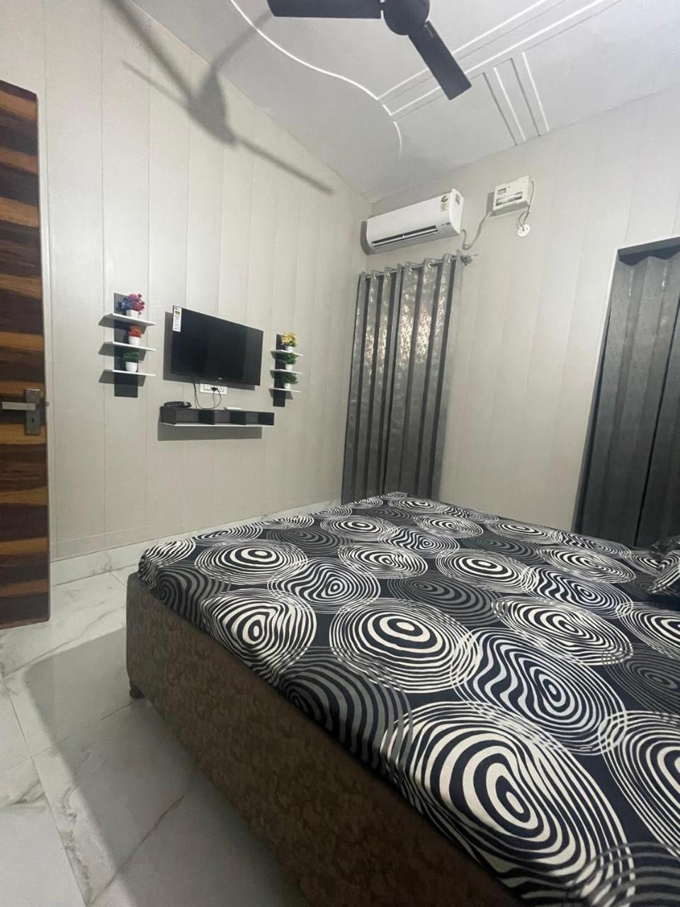 Independent House, 2 Bedroom, 2 Bath Livingroom,lobby,kitchen,car Parking Amritsar