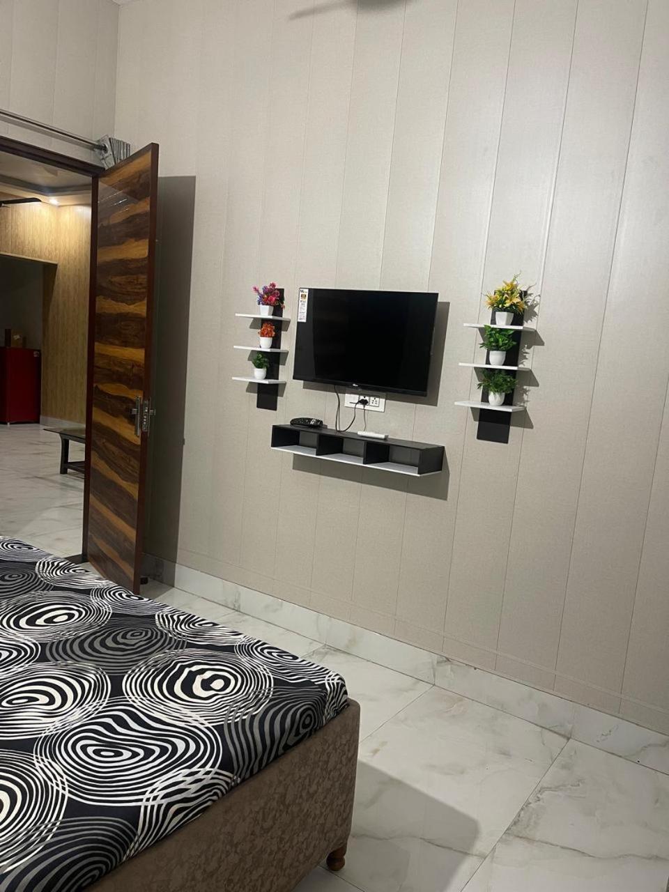 Independent House, 2 Bedroom, 2 Bath Livingroom,lobby,kitchen,car Parking Amritsar
