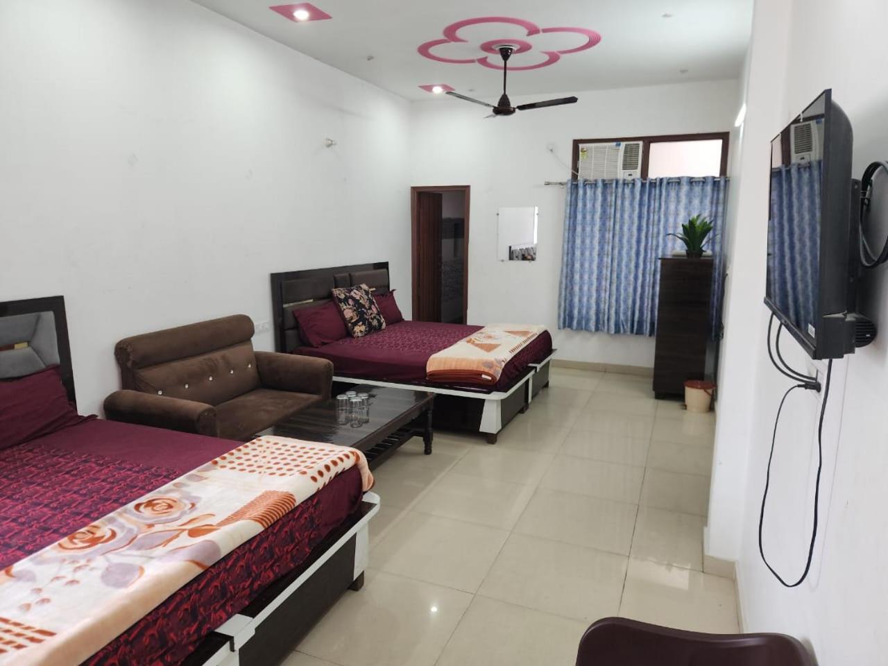 Bed & Breakfast Roop Niwas *