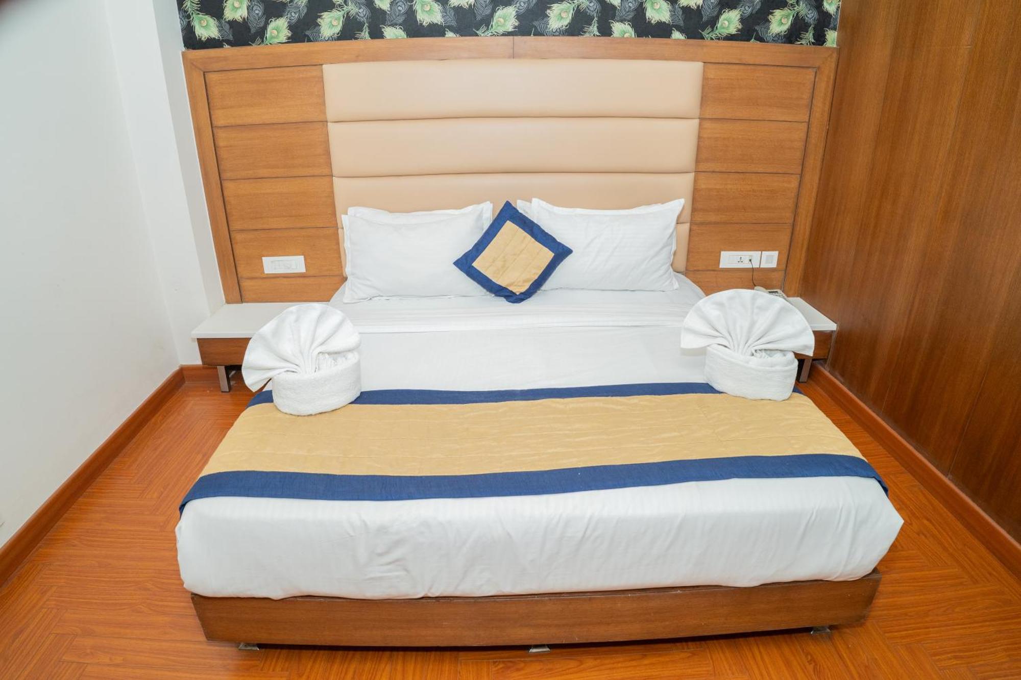 Grand Hridey- 20 Steps From Railway Station 3*
