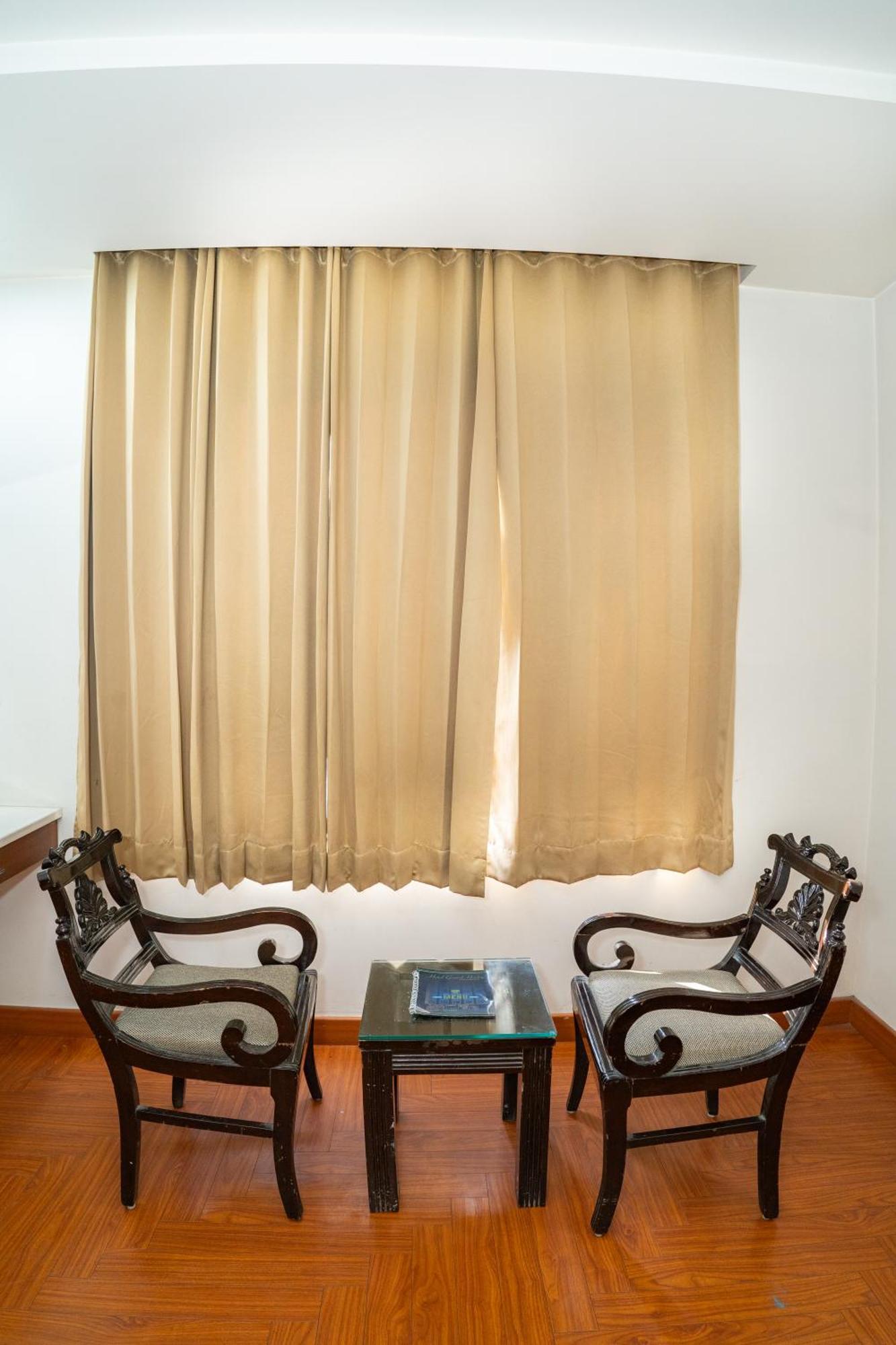 Grand Hridey- 20 Steps From Railway Station Hotel