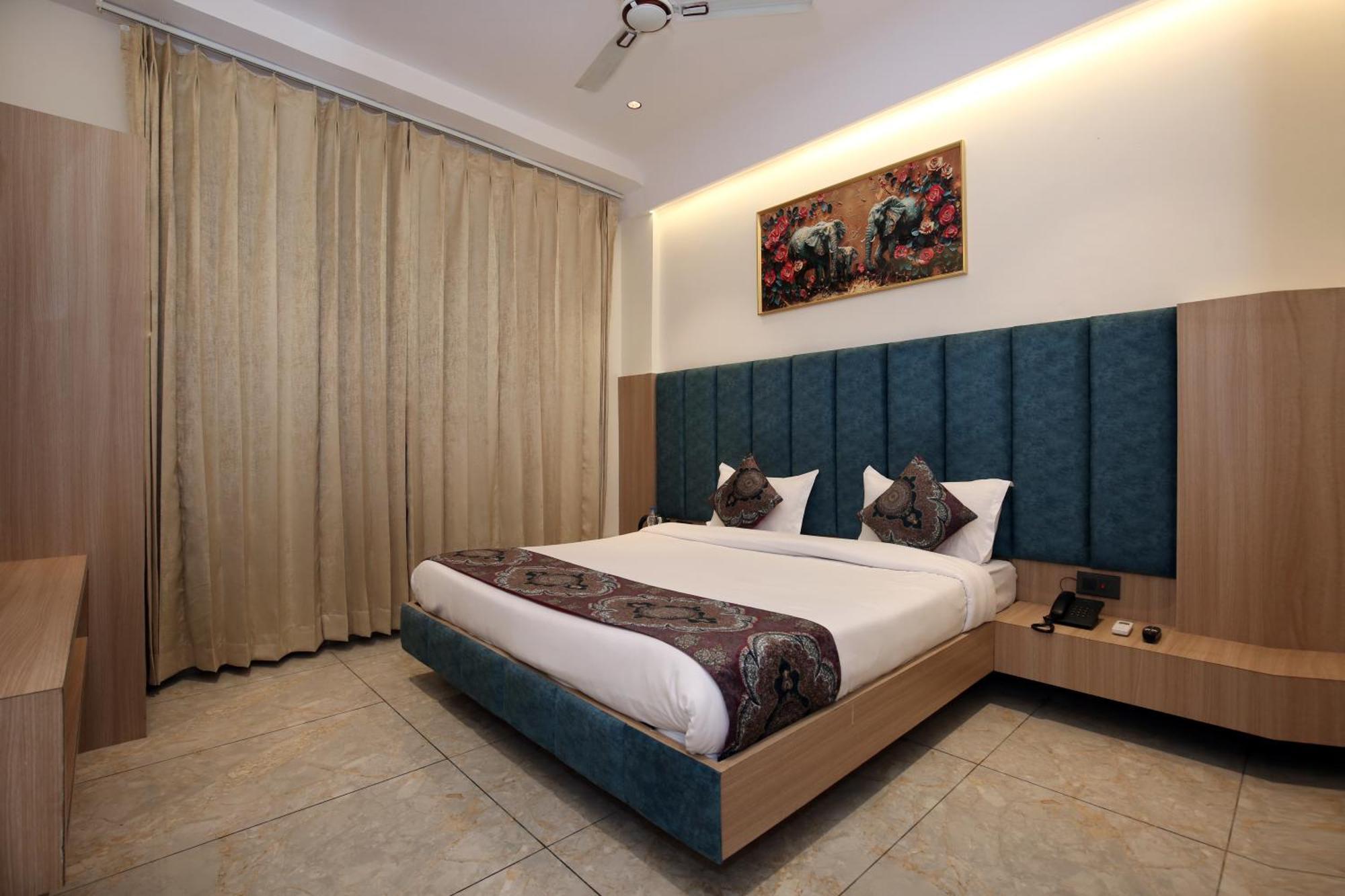 Park Plaza Near Golden Temple