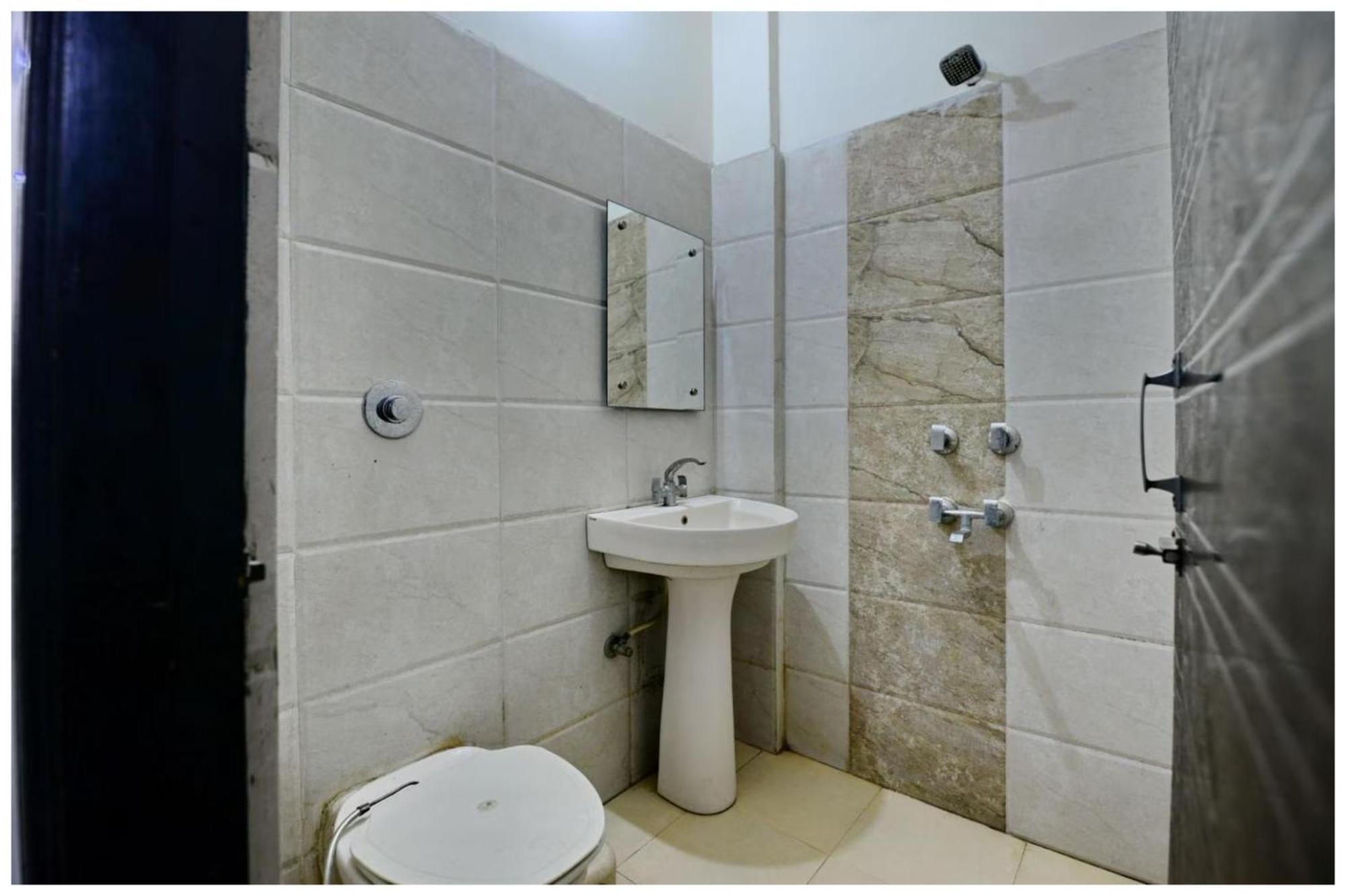 R-a-m-n-e-e-k Near Bus Stand - Spacious With Free Wi-fi - Restaurant# Parking & Excellent Customer Service - Location In Amritsar
