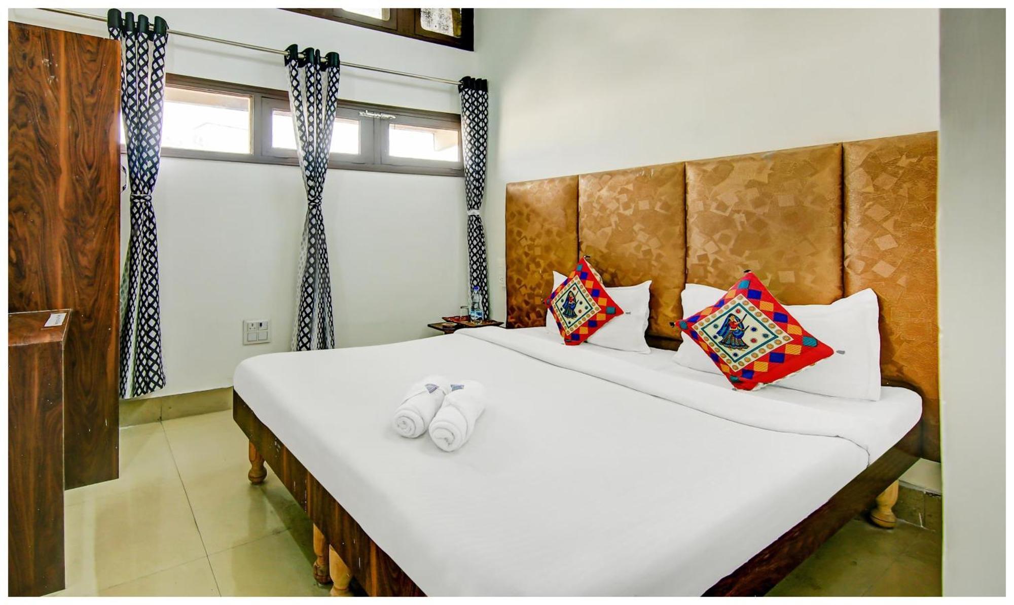 Hotel R-a-m-n-e-e-k Near Bus Stand - Spacious With Free Wi-fi - Restaurant# Parking & Excellent Customer Service - Location In