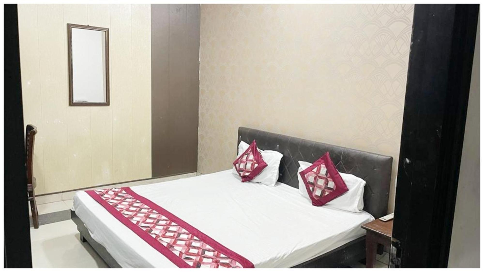 Hotel R-a-m-n-e-e-k Near Bus Stand - Spacious With Free Wi-fi - Restaurant# Parking & Excellent Customer Service - Location In Amritsar