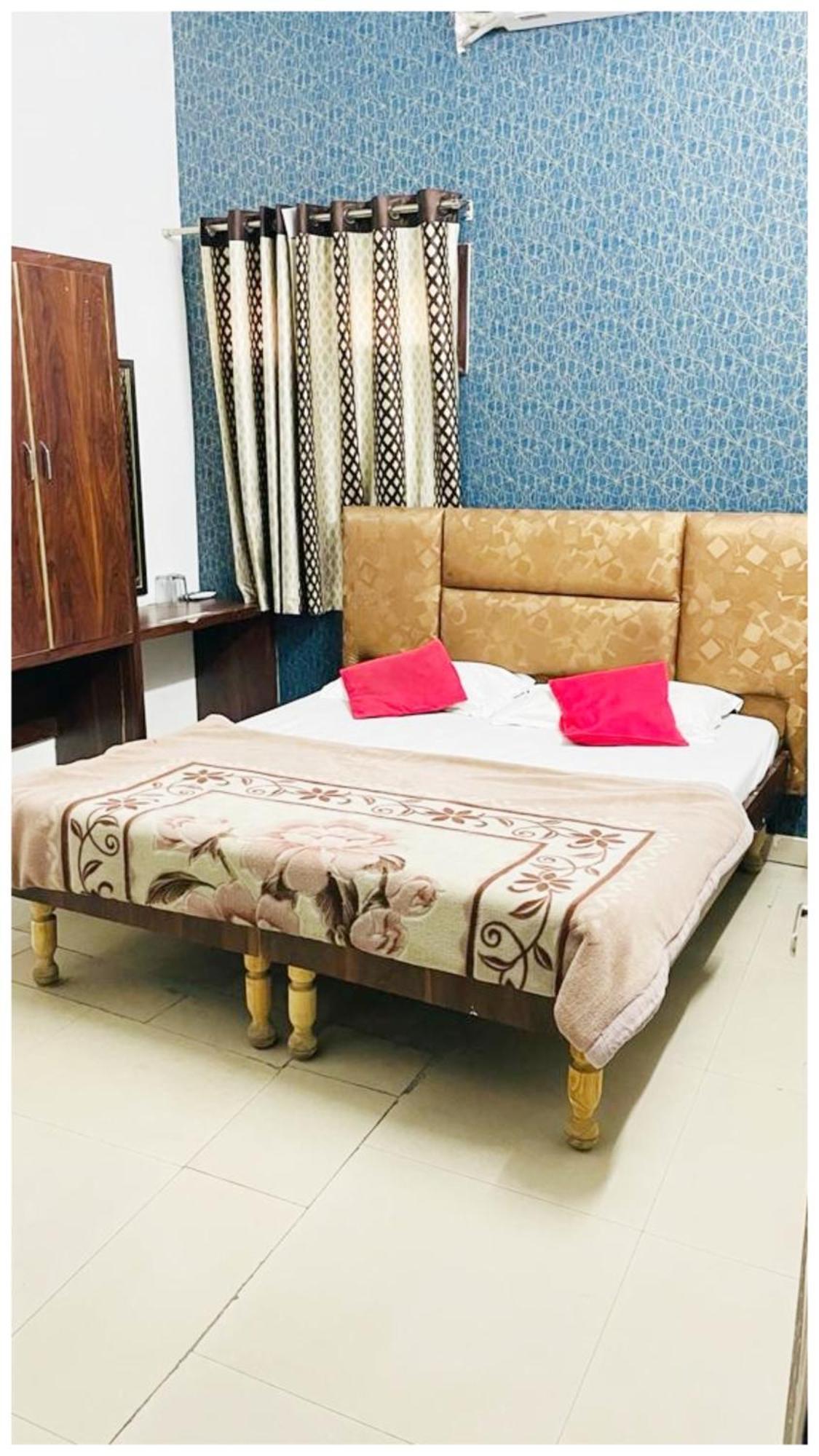 R-a-m-n-e-e-k Near Bus Stand - Spacious With Free Wi-fi - Restaurant# Parking & Excellent Customer Service - Location In Hotel Amritsar
