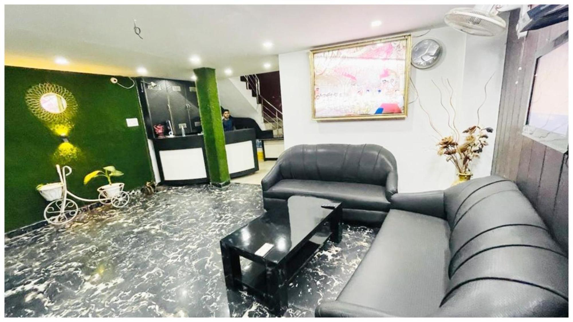 R-a-m-n-e-e-k Near Bus Stand - Spacious With Free Wi-fi - Restaurant# Parking & Excellent Customer Service - Location In Amritsar