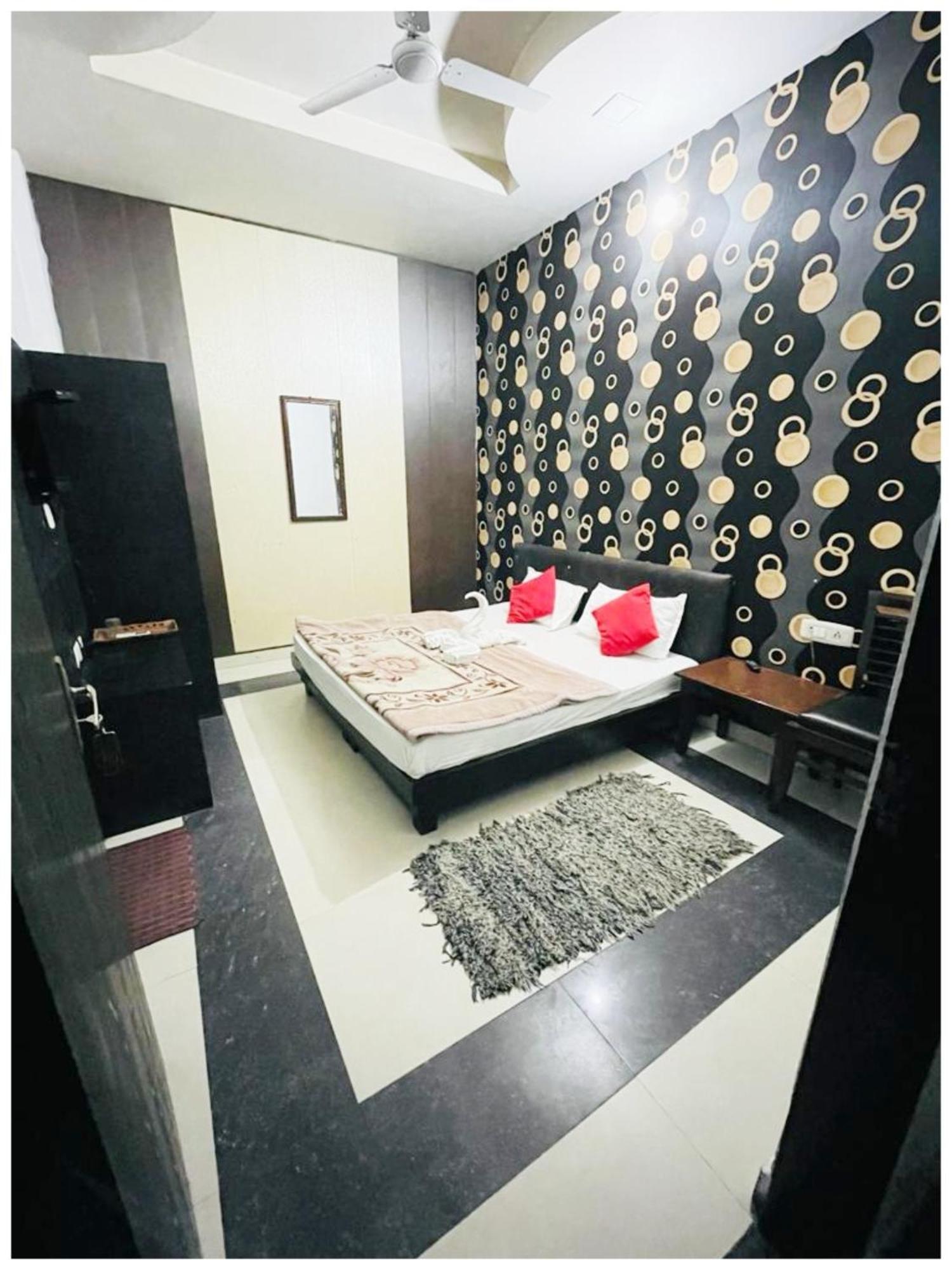 R-a-m-n-e-e-k Near Bus Stand - Spacious With Free Wi-fi - Restaurant# Parking & Excellent Customer Service - Location In 3* Amritsar