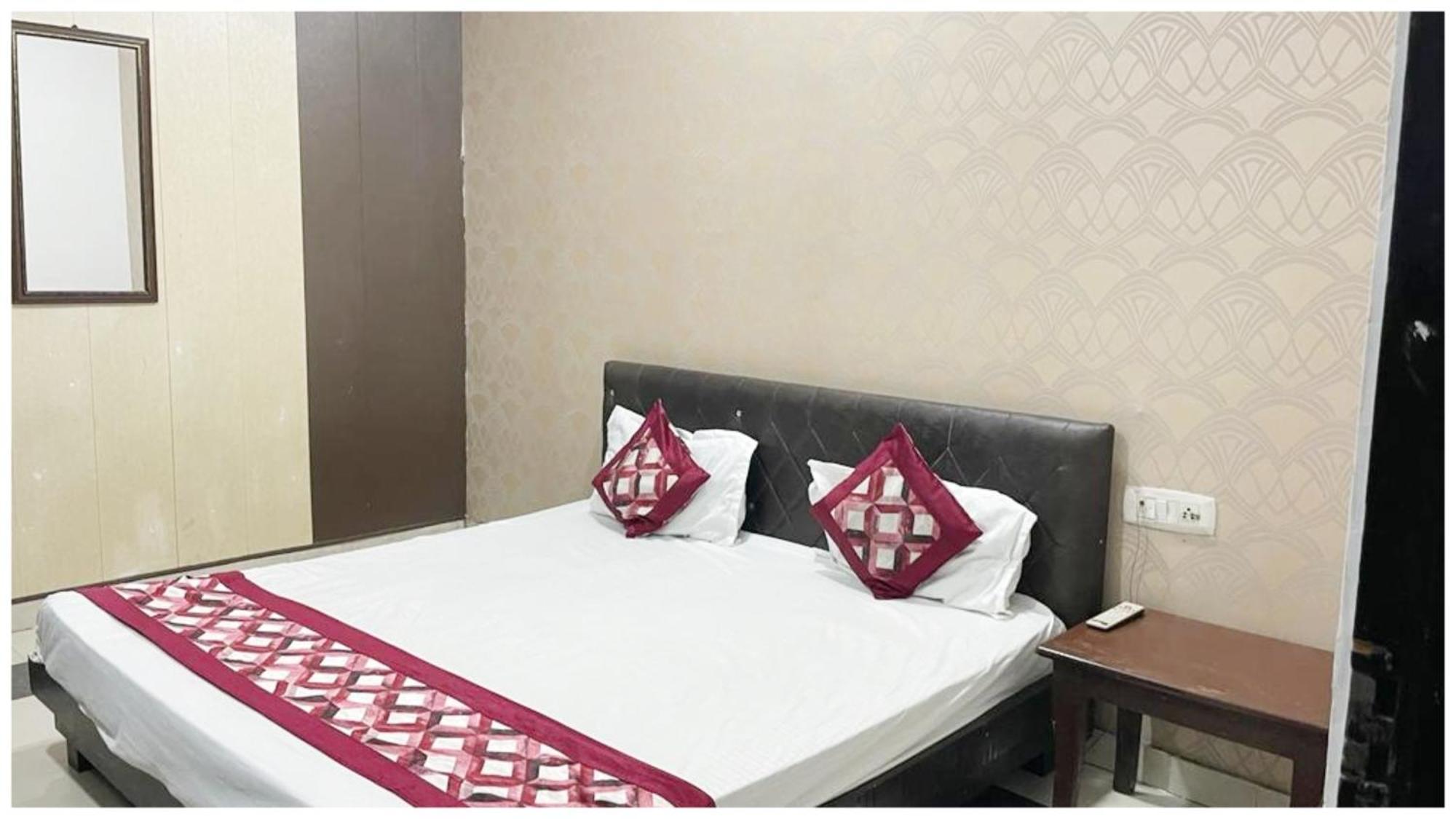 R-a-m-n-e-e-k Near Bus Stand - Spacious With Free Wi-fi - Restaurant# Parking & Excellent Customer Service - Location In Hotel