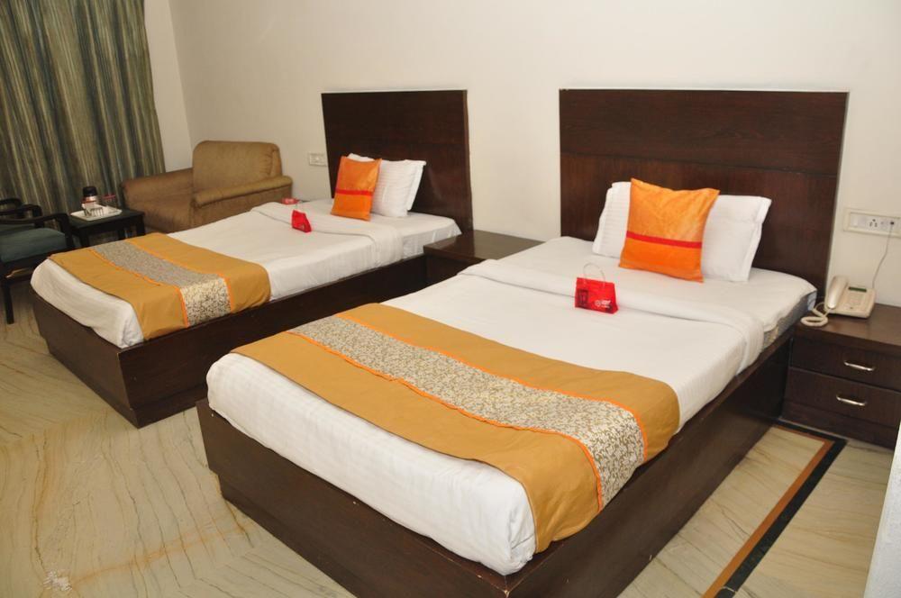 Hotel Oyo Mall Road Centre 3*