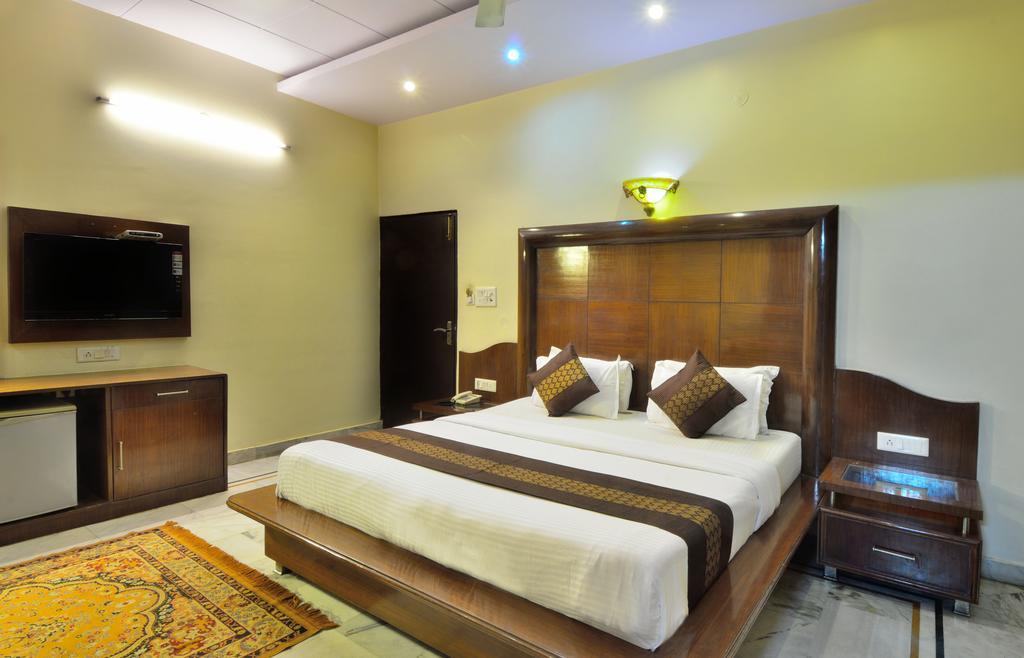 Roopa International Hotel 3*