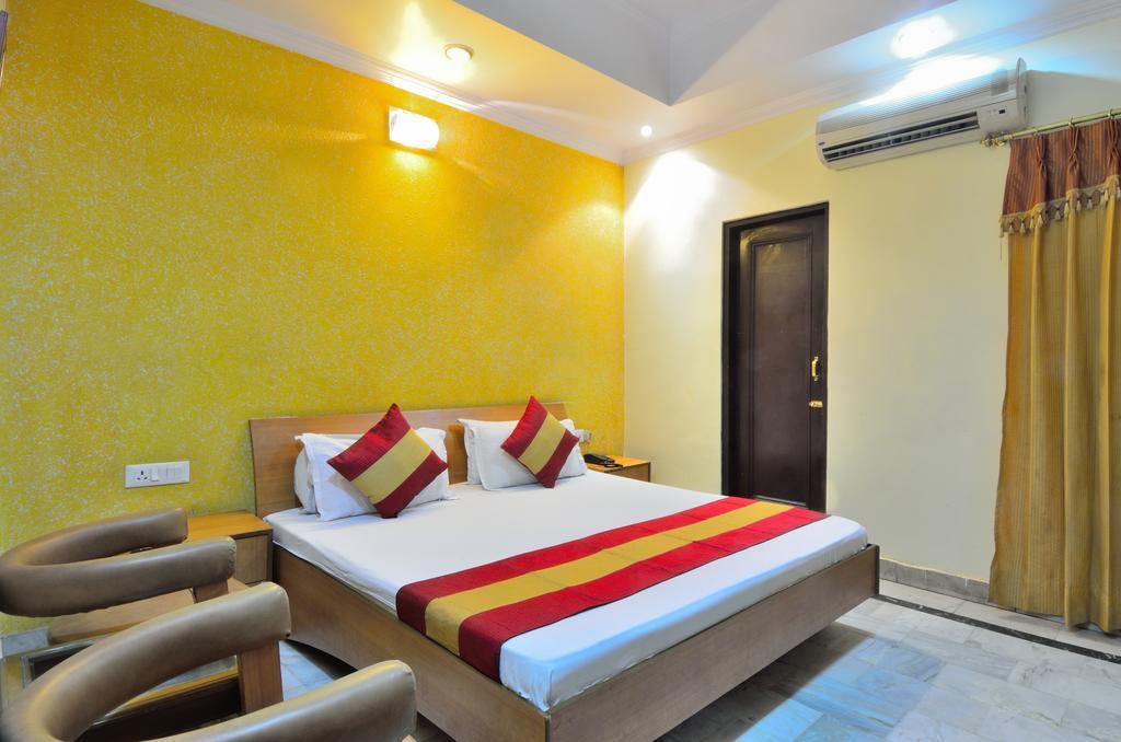 Hotel Roopa International 3*