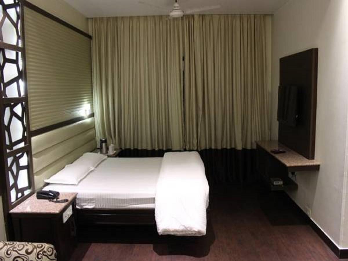 Raj Continental Hotel 3*