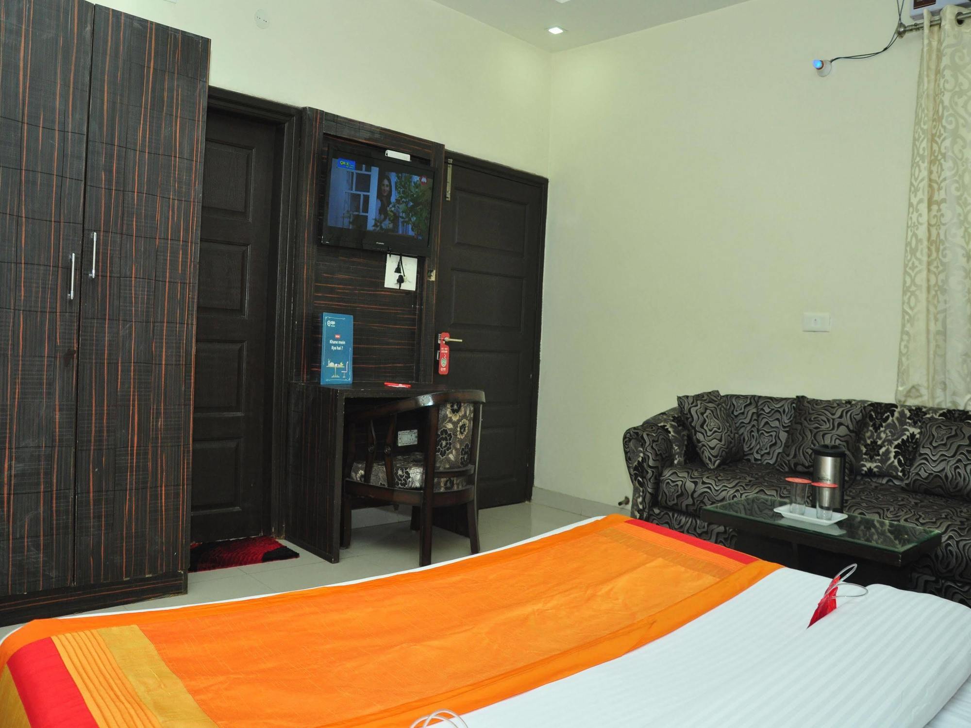 Oyo Hide Market Hussainpura Hotel