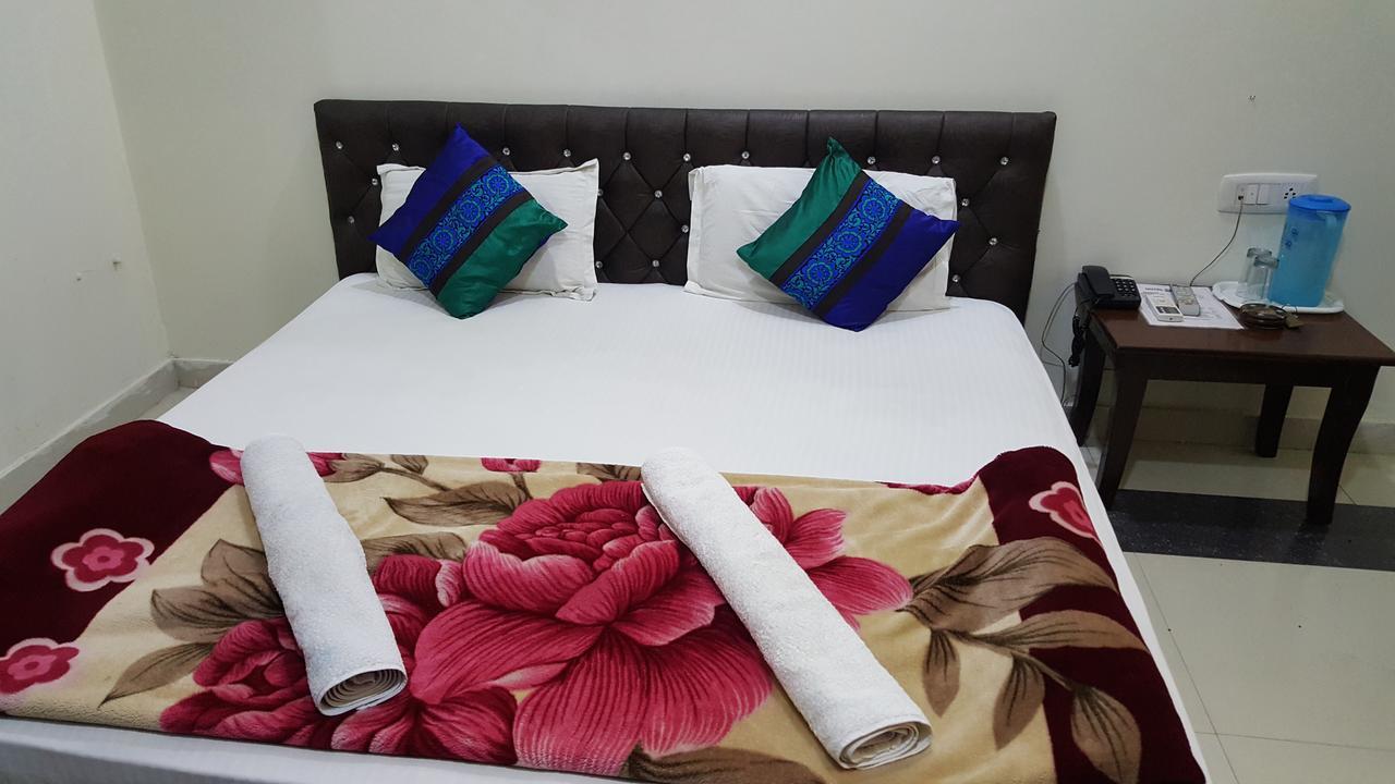 Ramneek Hotel *