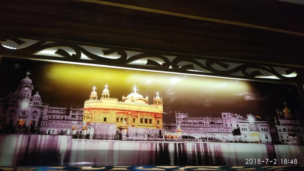 Hotel Revoli Walking Distance From Golden Temple