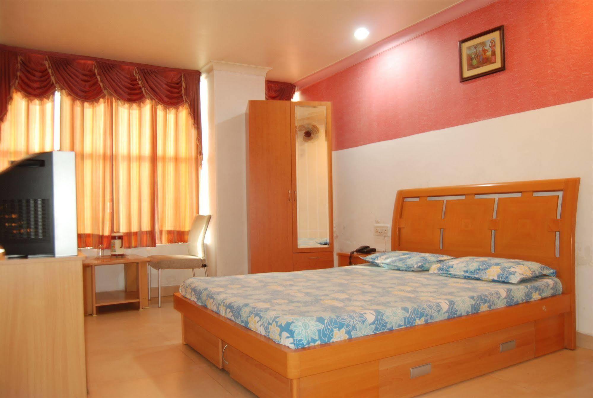 Oyo 13365 Teg Royal Hotel