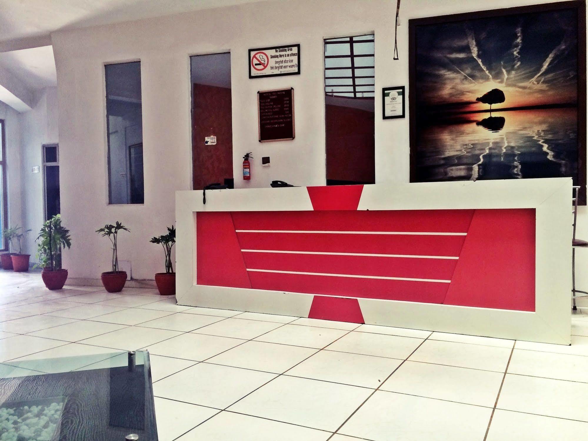 Oyo 13365 Teg Royal Hotel 3*