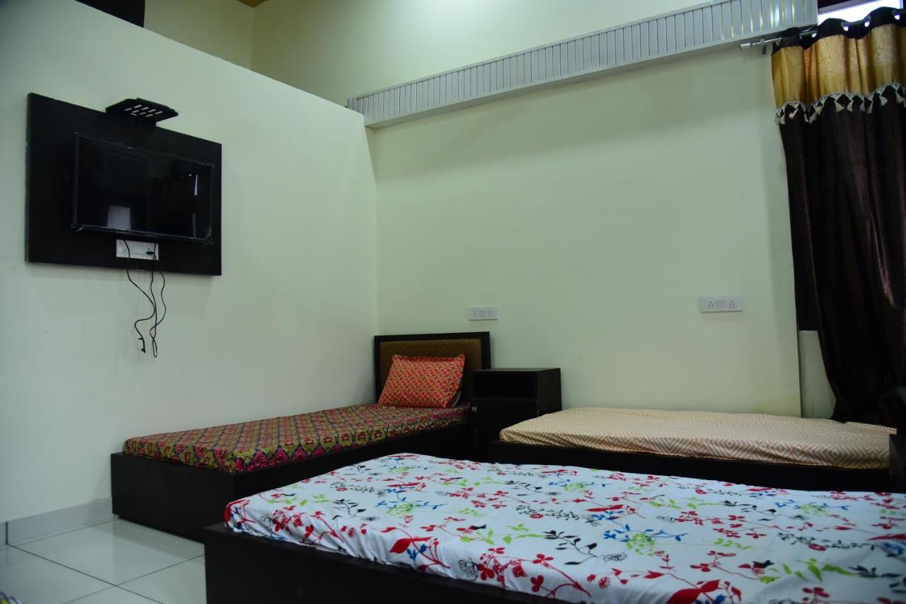 Nutz Backpackers Hostel *
