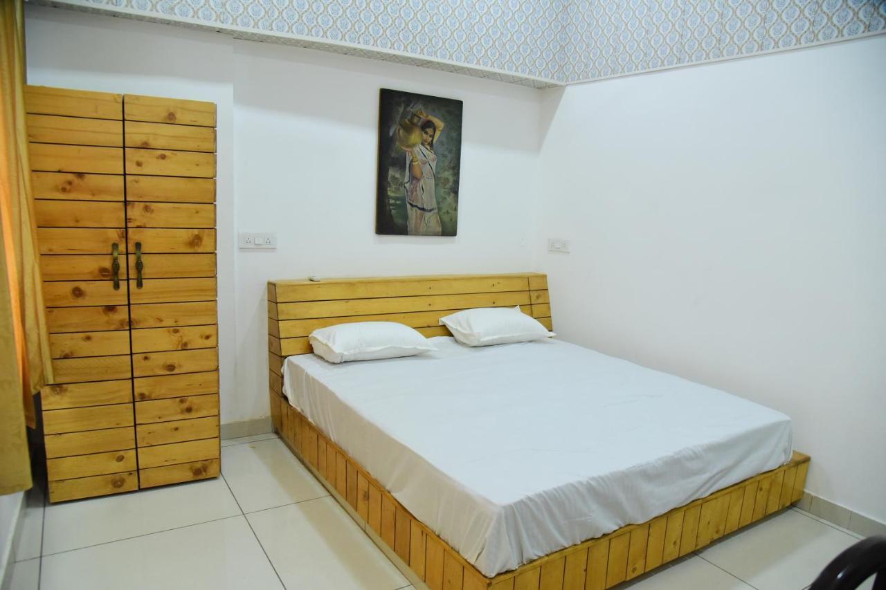 Nutz Backpackers Hostel *