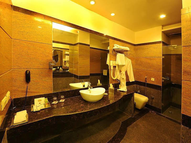 Hk Clarks Inn, 3*