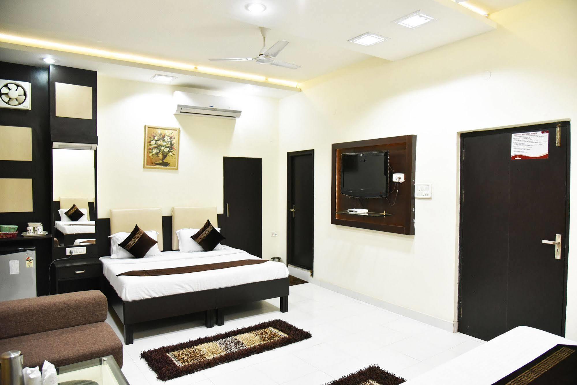 Capital O 4087 Akaal Residency