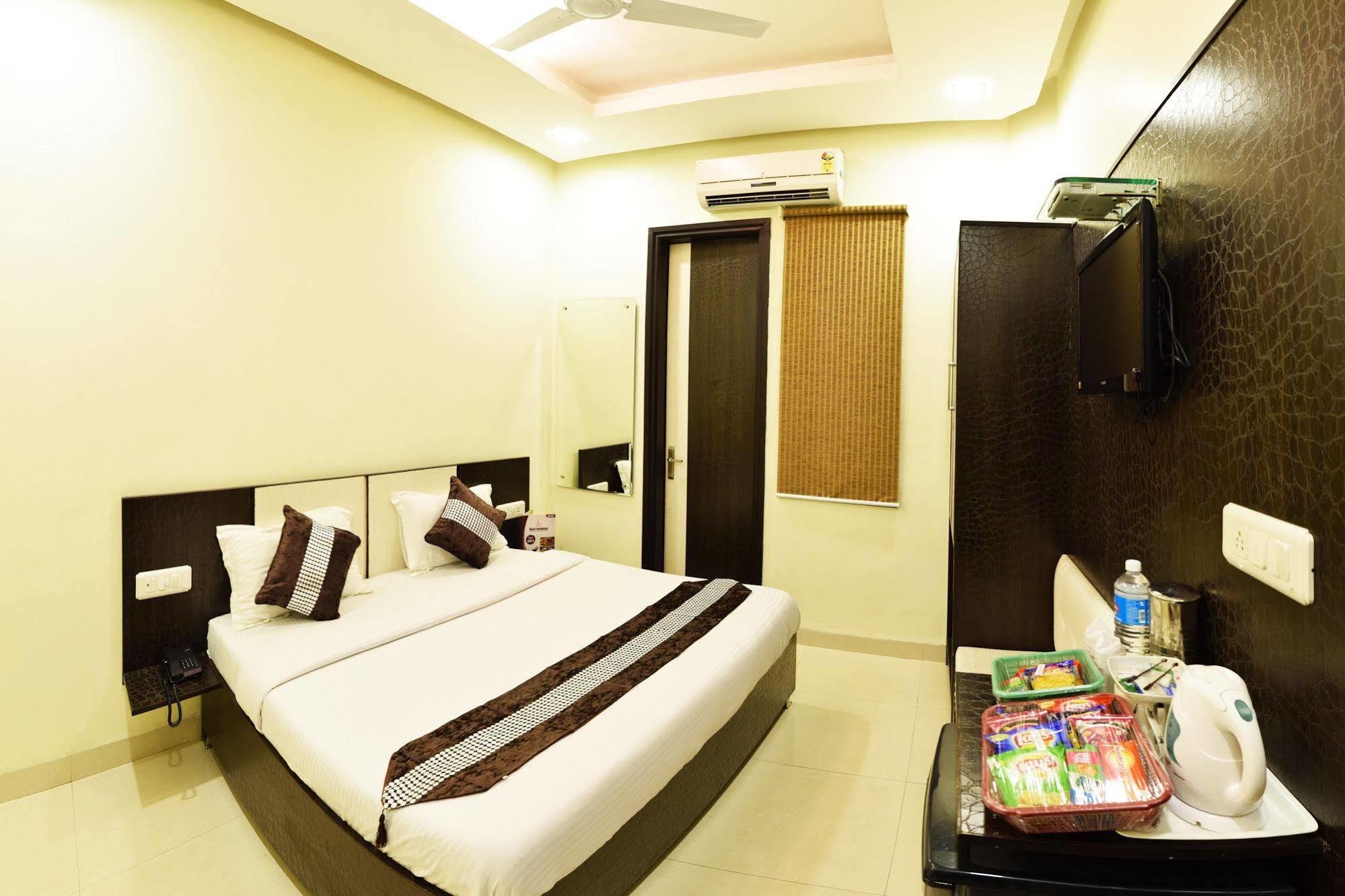 Capital O 4087 Akaal Residency *