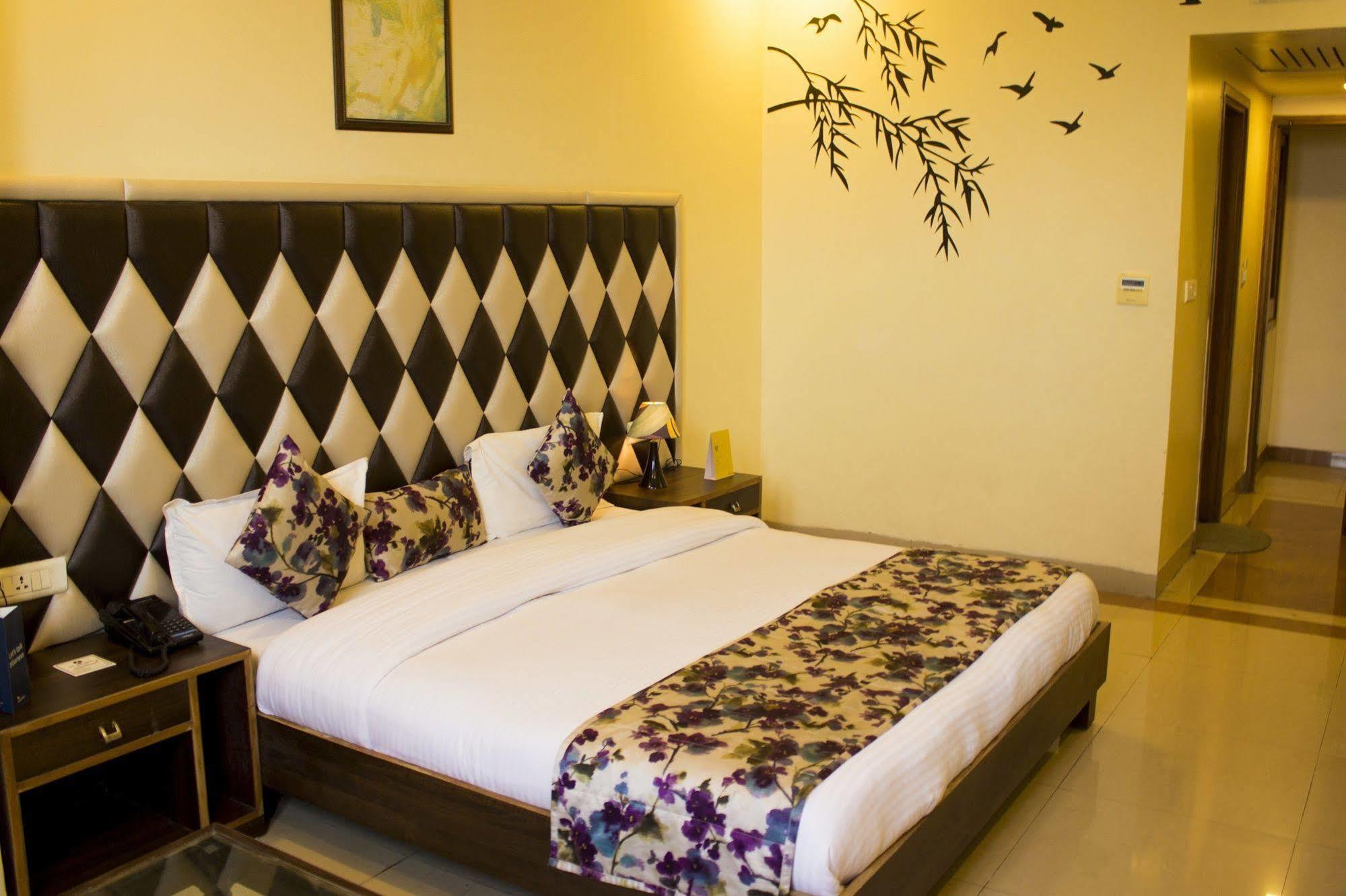 Fabhotel Aaykay Model Town Hotel