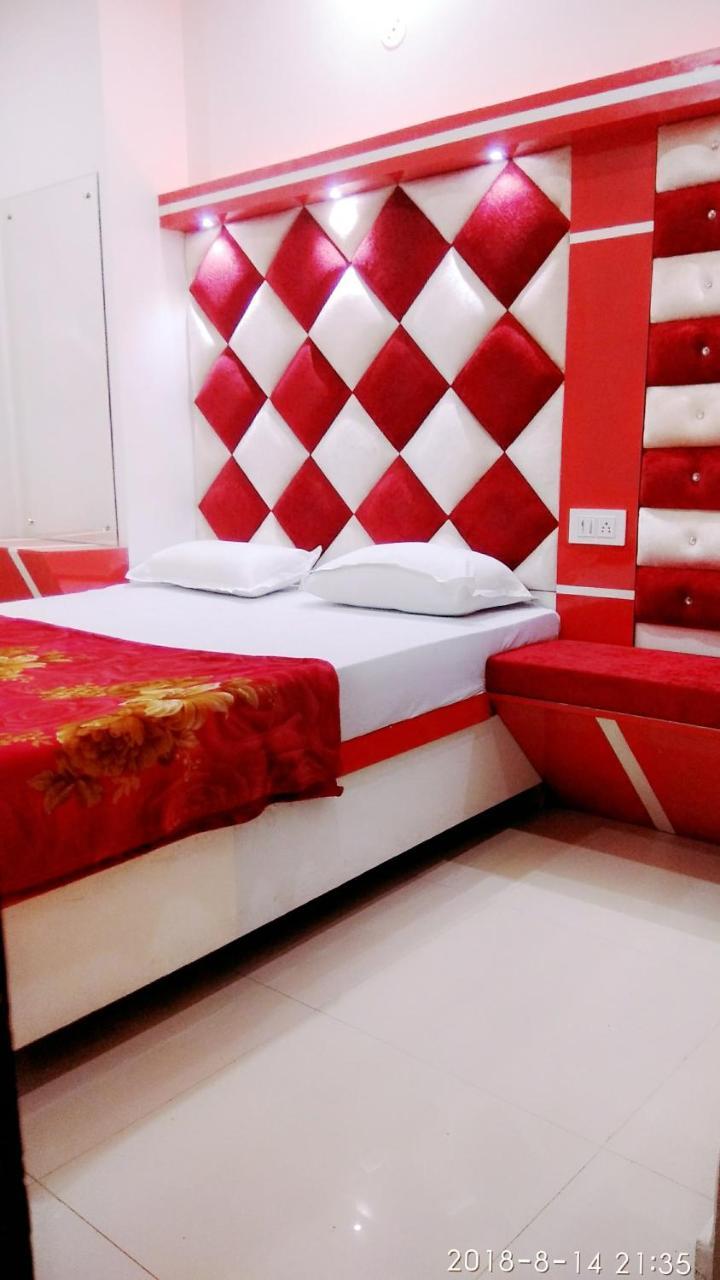 Hotel Revoli Walking Distance From Golden Temple 2*