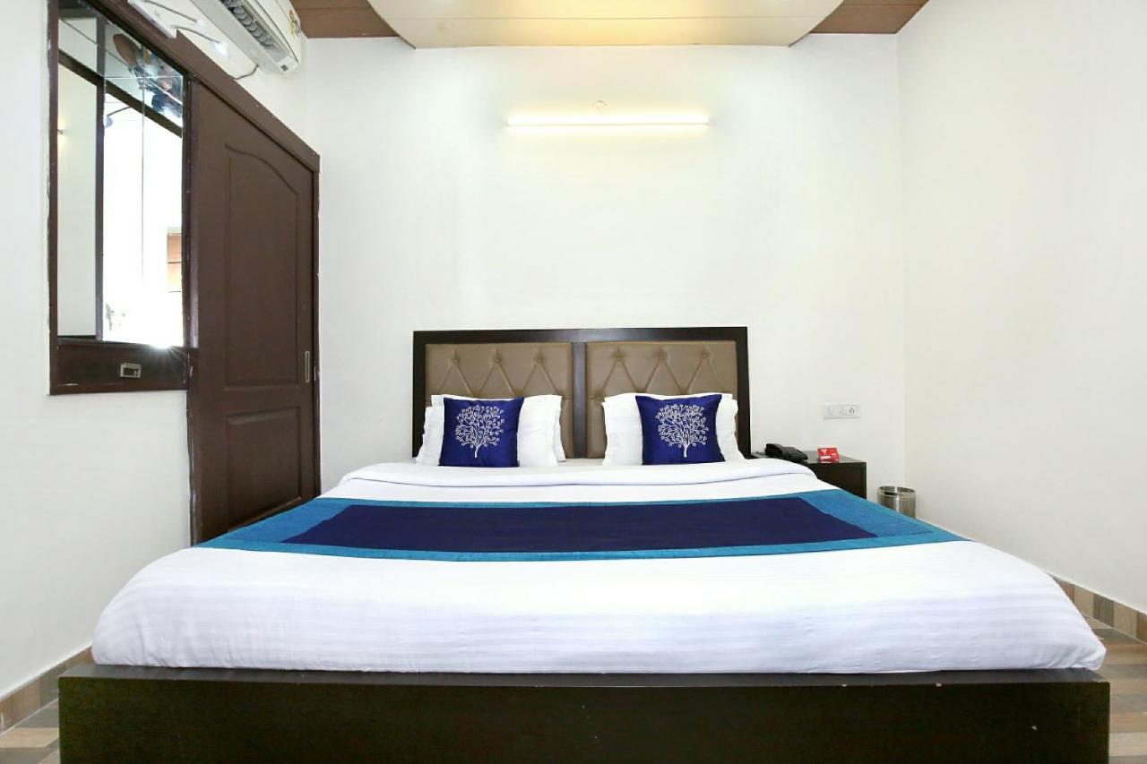 Hotel Oyo 9602 Bharat 3*