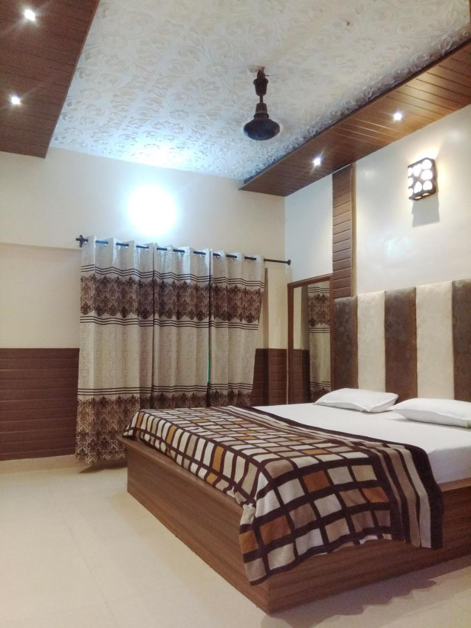 Hotel Revoli Walking Distance From Golden Temple 2*