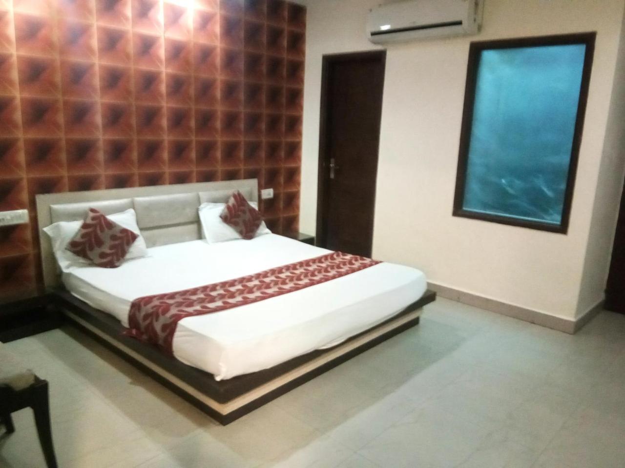 Parkside Grand With Free Parking Hotel