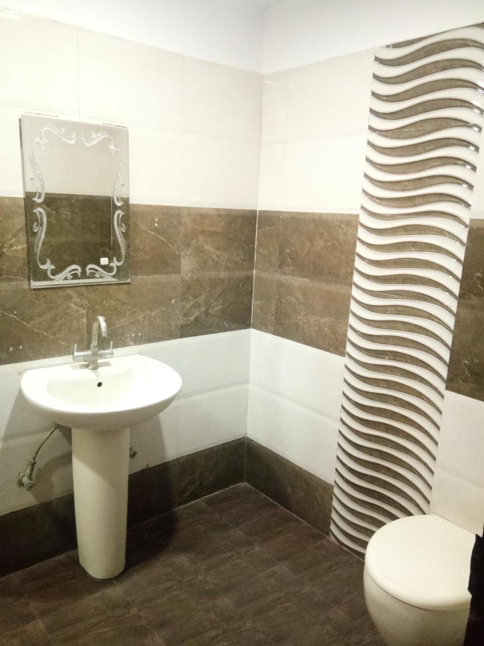 Parkside Grand With Free Parking Amritsar