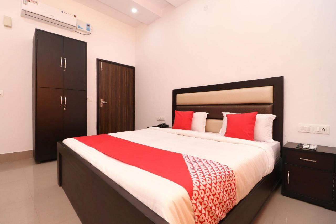 Oyo 23235 Roopmahal & Restaurant Hotel Amritsar