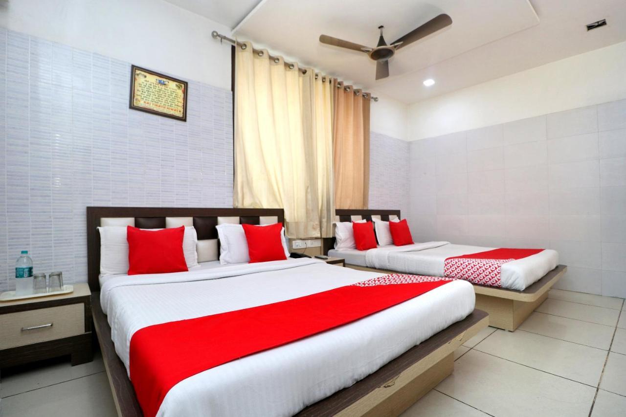 Oyo 23357 Raj Tirath Niwas 3*