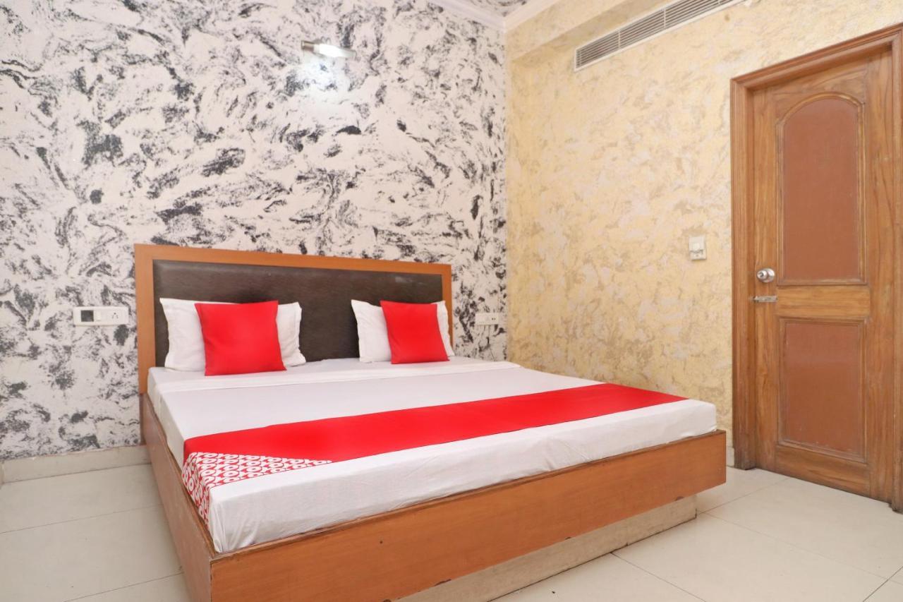 Oyo 27012 Sk Residency