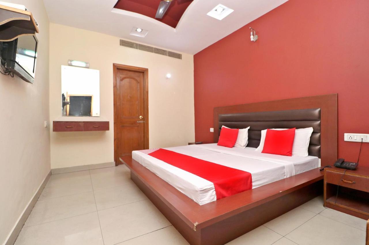 Oyo 27012 Sk Residency Hotel 3*