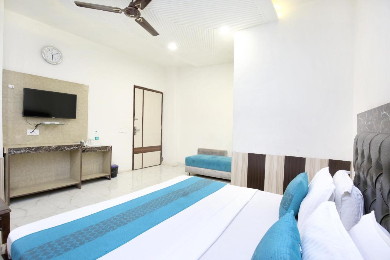 Oyo 14510 Harpal Classic Hotel 2*