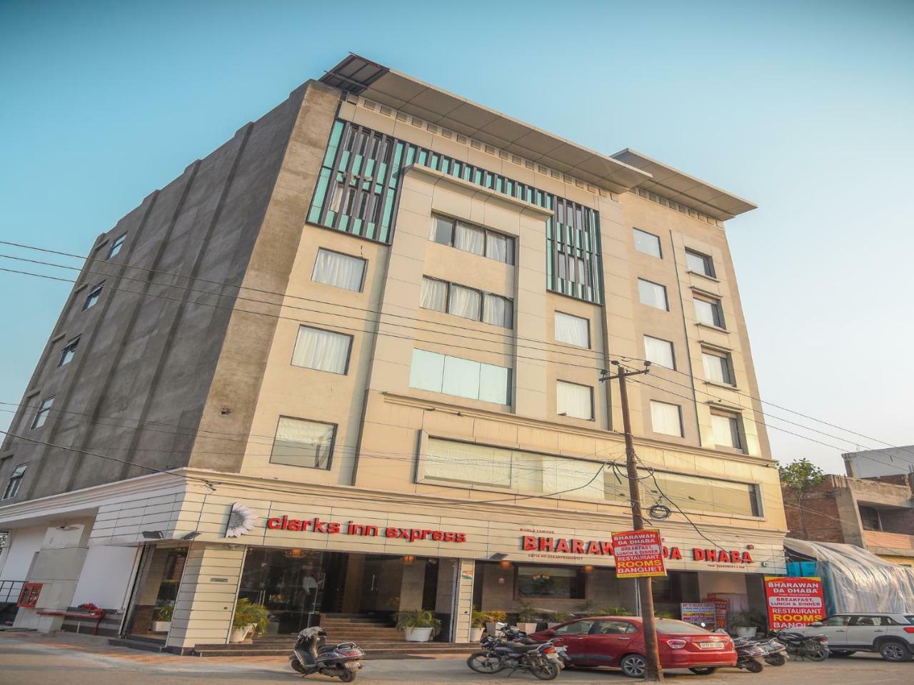 Hotel Bharawan Clarks Express Amritsar