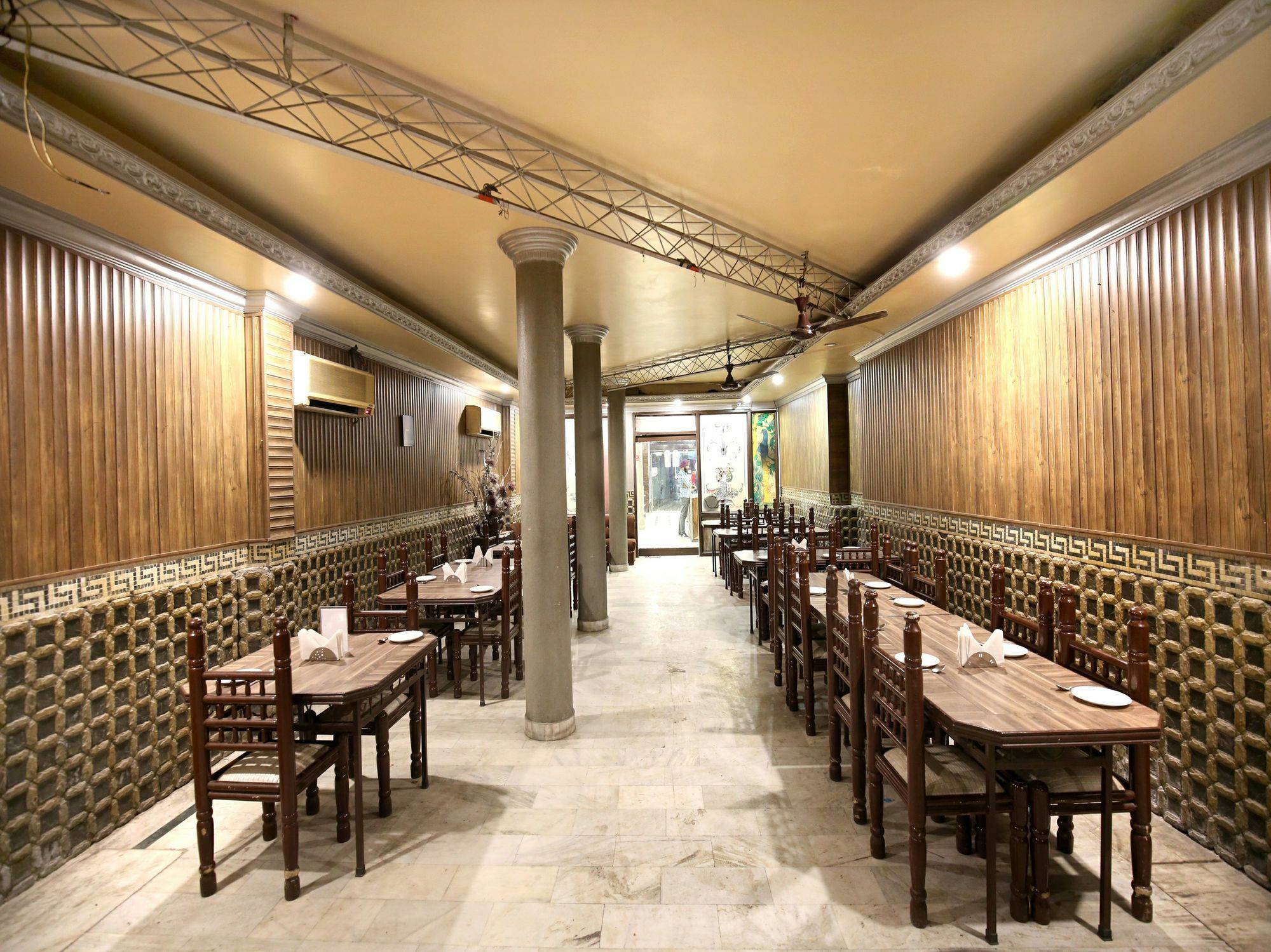 Hotel Oyo 966 Sallow International 3*