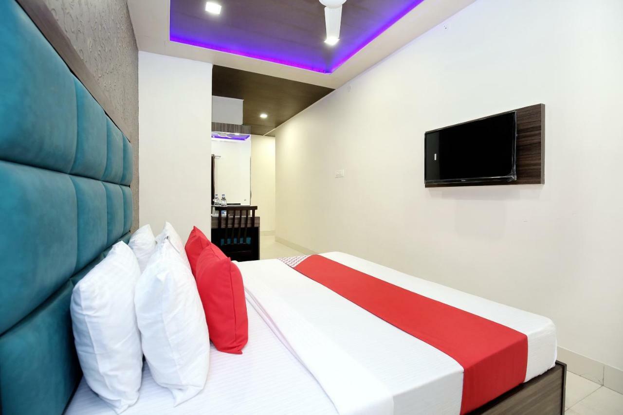 Oyo 12354 Sangreela Hotel