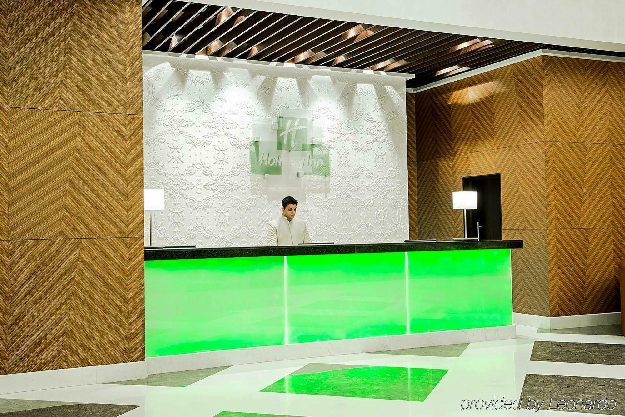 Hk Clarks Inn, 3*
