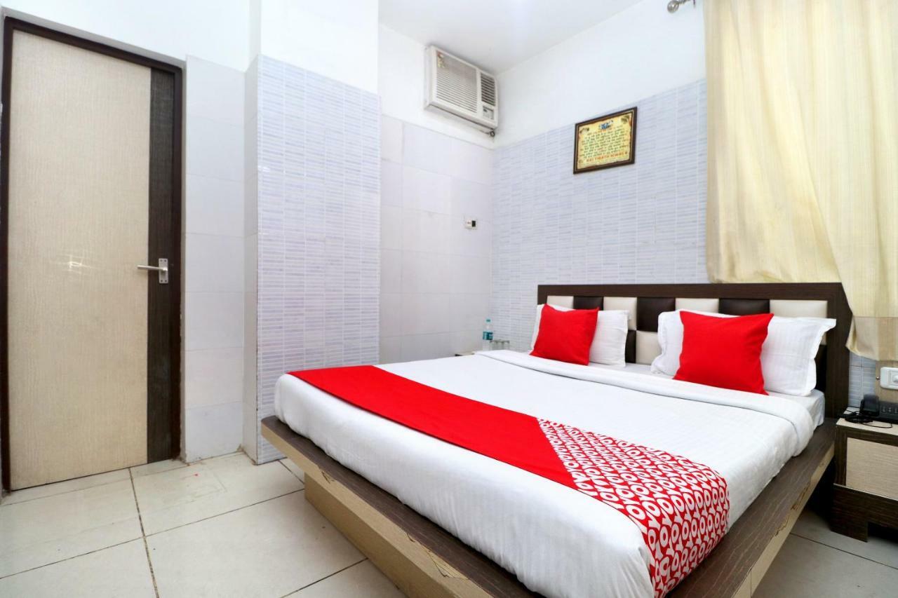 Oyo 23357 Raj Tirath Niwas 3*