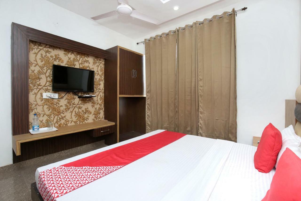 Oyo 15863 Royal Vij Hotel 3*