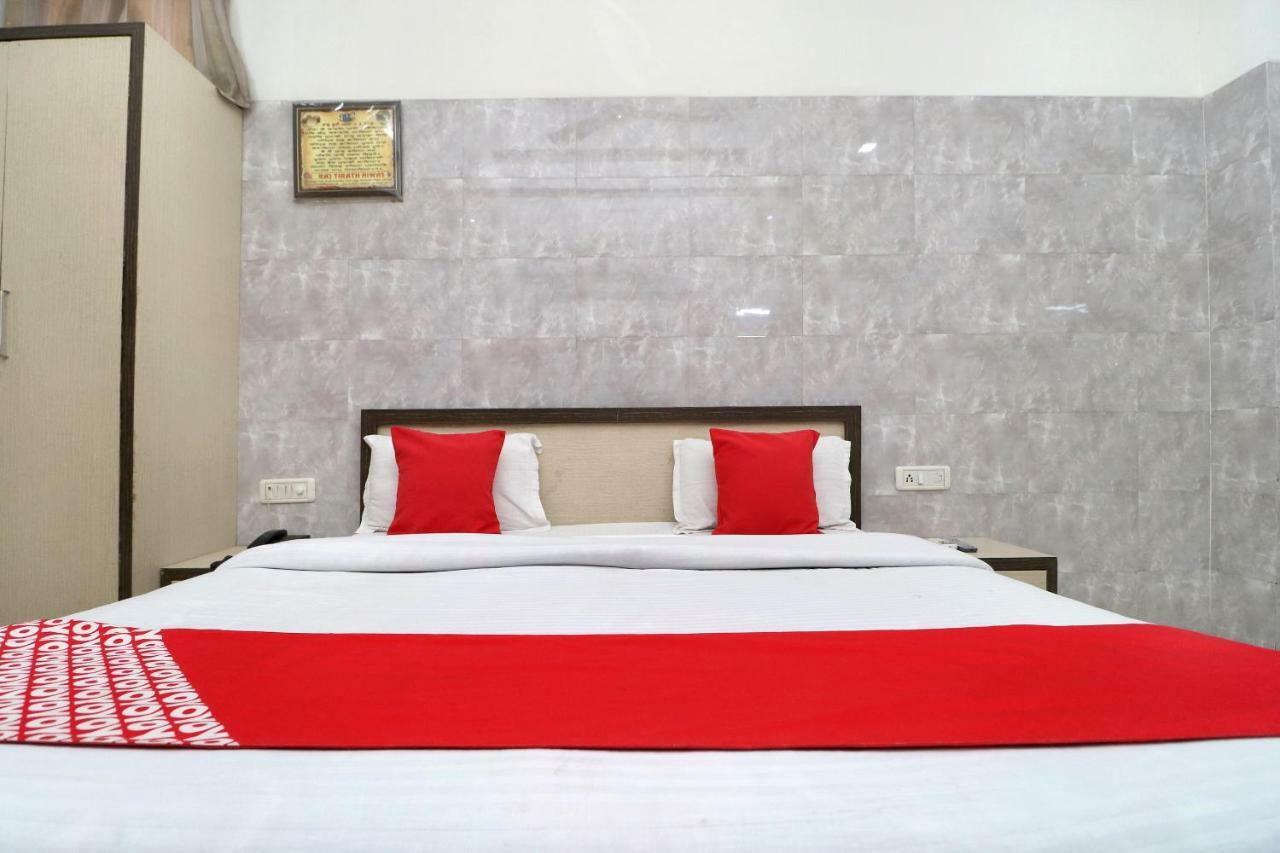 Oyo 23357 Raj Tirath Niwas Hotel