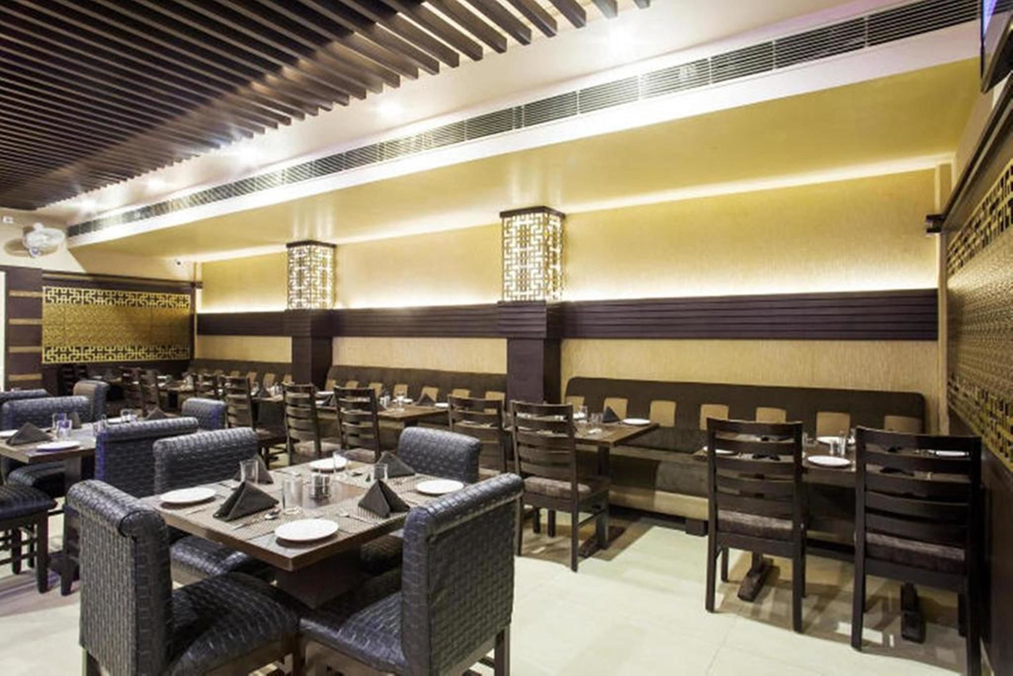 Fabhotel Kk Continental Rd 3*